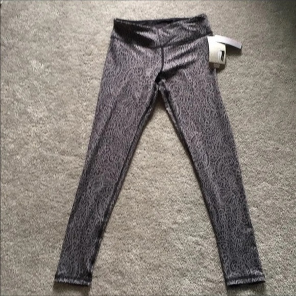 Balance collection NWT 2 styles in one reversible flat waist leggings size smal - Picture 3 of 7